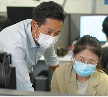 IPNL lab researchers at work